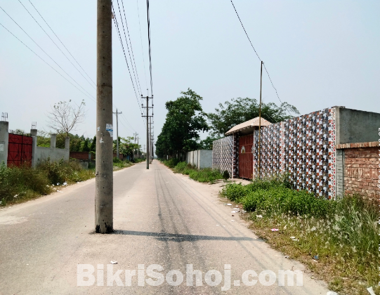 দক্ষিণ মুখী কর্নার প্লটটির দুই দিকেই রাস্তা